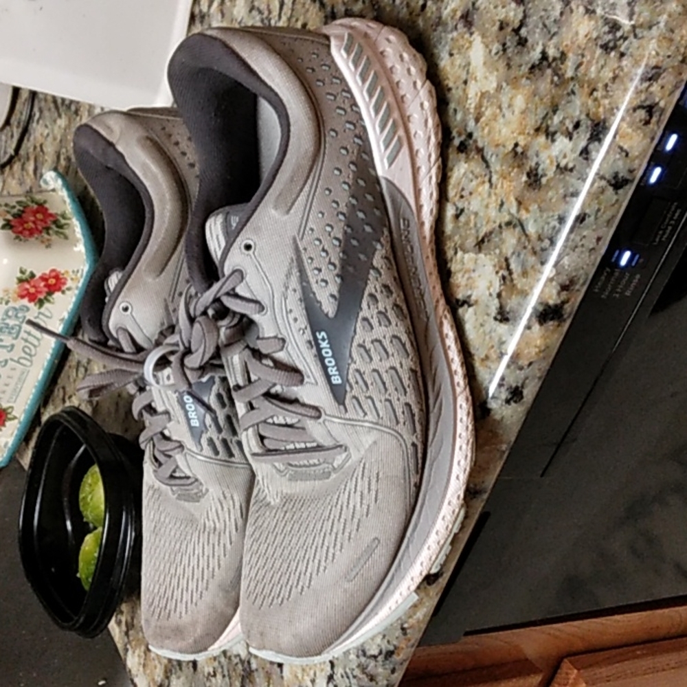 Brooks sneakers size 9